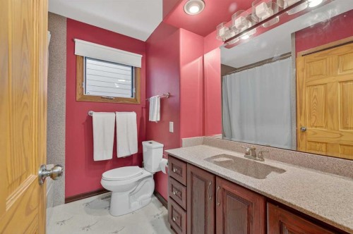 920 42 Street Sw, Calgary, AB - Indoor Photo Showing Bathroom