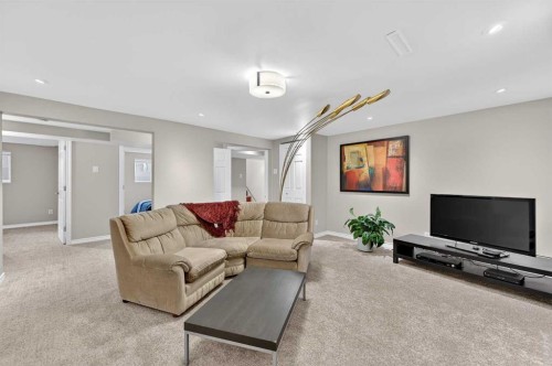 920 42 Street Sw, Calgary, AB - Indoor Photo Showing Living Room