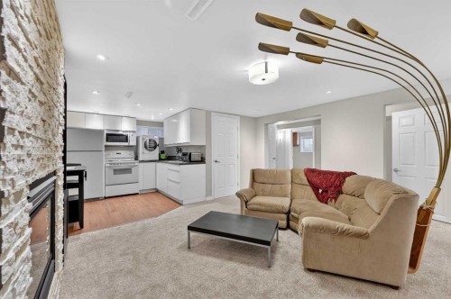 920 42 Street Sw, Calgary, AB - Indoor Photo Showing Living Room