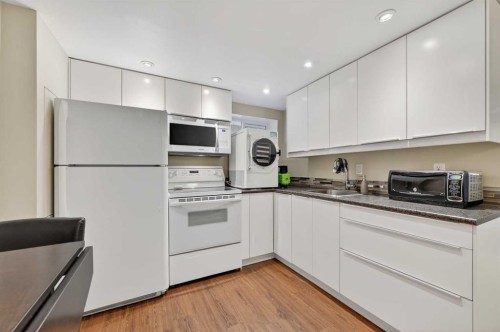 920 42 Street Sw, Calgary, AB - Indoor Photo Showing Kitchen