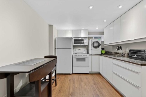 920 42 Street Sw, Calgary, AB - Indoor Photo Showing Kitchen