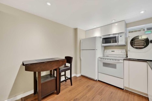920 42 Street Sw, Calgary, AB - Indoor Photo Showing Kitchen