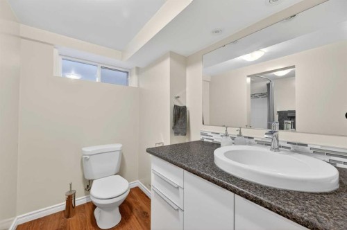 920 42 Street Sw, Calgary, AB - Indoor Photo Showing Bathroom