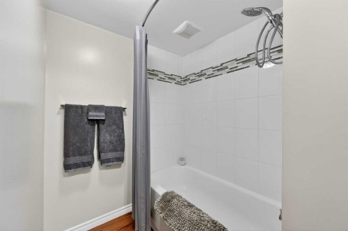 920 42 Street Sw, Calgary, AB - Indoor Photo Showing Bathroom