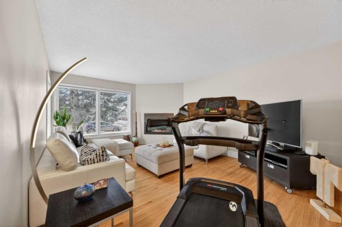 920 42 Street Sw, Calgary, AB - Indoor Photo Showing Other Room