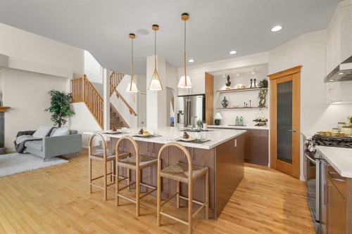 511 Cresthaven Place Sw, Calgary, AB - Indoor Photo Showing Kitchen With Upgraded Kitchen
