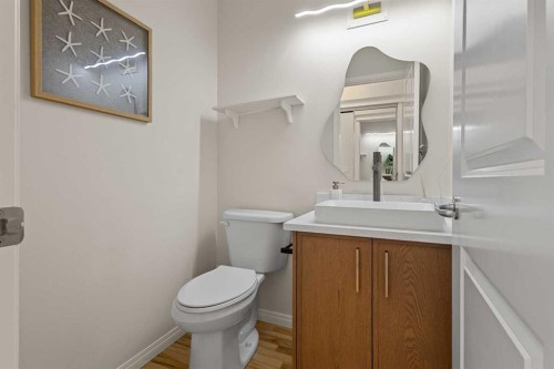 511 Cresthaven Place Sw, Calgary, AB - Indoor Photo Showing Bathroom
