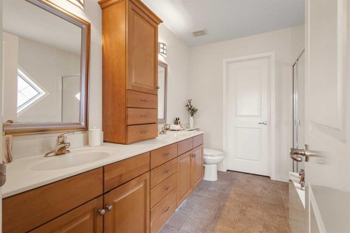 511 Cresthaven Place Sw, Calgary, AB - Indoor Photo Showing Bathroom