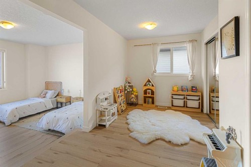 511 Cresthaven Place Sw, Calgary, AB - Indoor Photo Showing Bedroom