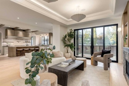 412 40 Avenue Sw, Calgary, AB - Indoor Photo Showing Living Room