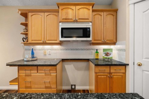 154 Bridlecreek Park Sw, Calgary, AB - Indoor Photo Showing Kitchen