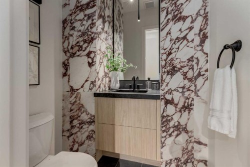 637 51 Avenue Sw, Calgary, AB - Indoor Photo Showing Bathroom