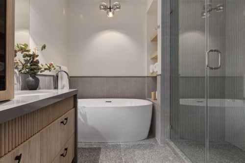 637 51 Avenue Sw, Calgary, AB - Indoor Photo Showing Bathroom