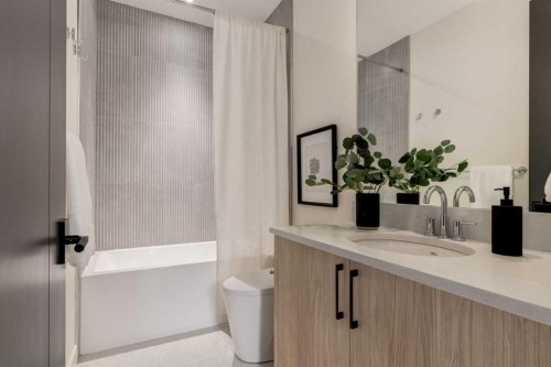 637 51 Avenue Sw, Calgary, AB - Indoor Photo Showing Bathroom