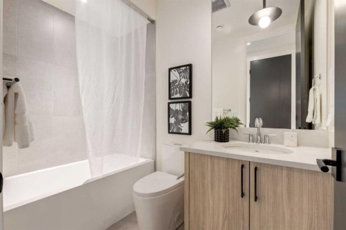 637 51 Avenue Sw, Calgary, AB - Indoor Photo Showing Bathroom