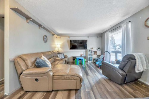 128 Thornburn Road, Strathmore, AB - Indoor Photo Showing Living Room