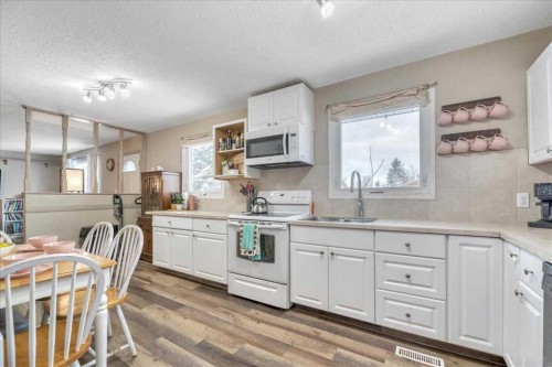 128 Thornburn Road, Strathmore, AB - Indoor Photo Showing Kitchen