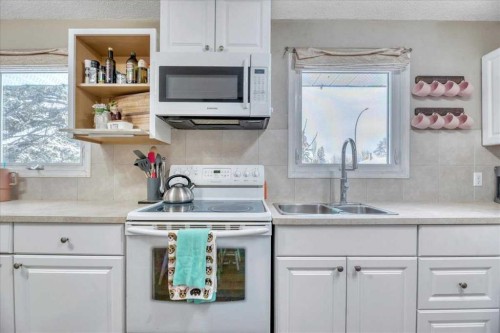 128 Thornburn Road, Strathmore, AB - Indoor Photo Showing Kitchen With Double Sink