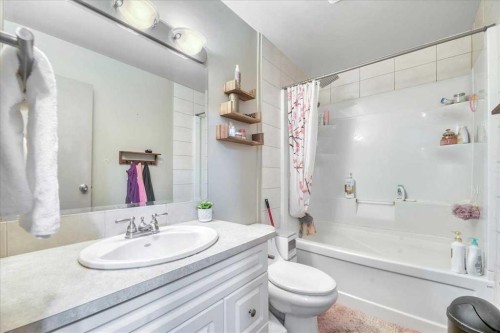 128 Thornburn Road, Strathmore, AB - Indoor Photo Showing Bathroom