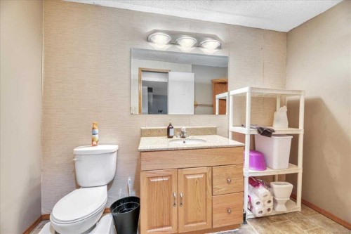 128 Thornburn Road, Strathmore, AB - Indoor Photo Showing Bathroom