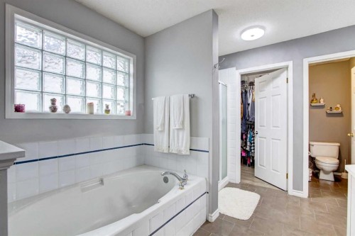 1121 Sierra Morena Court Sw, Calgary, AB - Indoor Photo Showing Bathroom