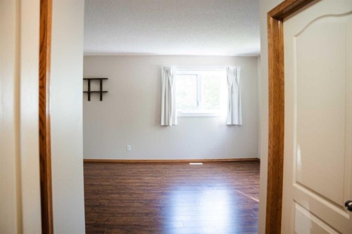 445 Rocky Ridge Bay Nw, Calgary, AB - Indoor Photo Showing Other Room