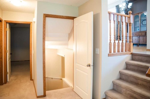 445 Rocky Ridge Bay Nw, Calgary, AB - Indoor Photo Showing Other Room