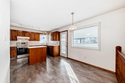 266 Edgepark Way Nw, Calgary, AB - Indoor Photo Showing Kitchen