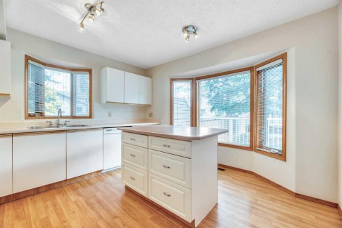103 Riverglen Park Se, Calgary, AB - Indoor Photo Showing Kitchen
