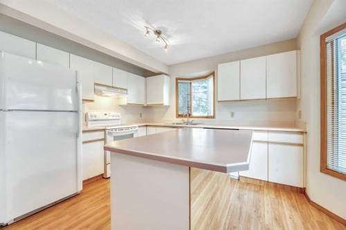 103 Riverglen Park Se, Calgary, AB - Indoor Photo Showing Kitchen