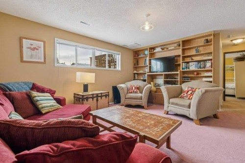 431 Maplewood Drive Se, Diamond Valley, AB - Indoor Photo Showing Living Room