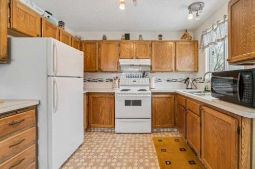 431 Maplewood Drive Se, Diamond Valley, AB - Indoor Photo Showing Kitchen
