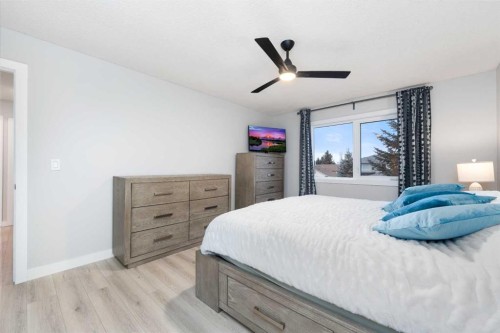 103 Sunset Place, Okotoks, AB - Indoor Photo Showing Bedroom