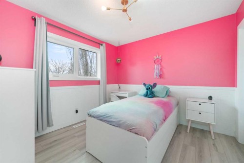 103 Sunset Place, Okotoks, AB - Indoor Photo Showing Bedroom
