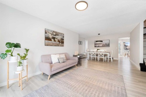 103 Sunset Place, Okotoks, AB - Indoor Photo Showing Living Room