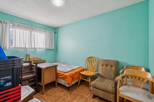 2048 33 Street Se, Calgary, AB - Indoor Photo Showing Bedroom