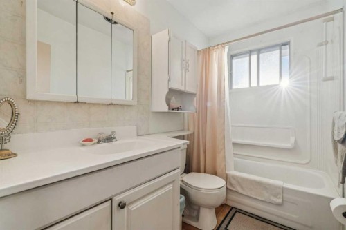 2048 33 Street Se, Calgary, AB - Indoor Photo Showing Bathroom