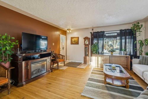 2048 33 Street Se, Calgary, AB - Indoor Photo Showing Living Room