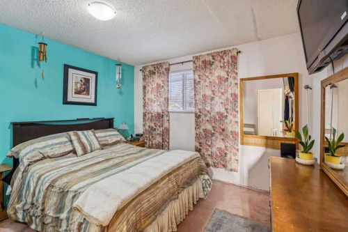2048 33 Street Se, Calgary, AB - Indoor Photo Showing Bedroom