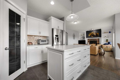 21 Cresthaven Way Sw, Calgary, AB - Indoor Photo Showing Kitchen