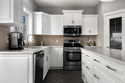 21 Cresthaven Way Sw, Calgary, AB - Indoor Photo Showing Kitchen
