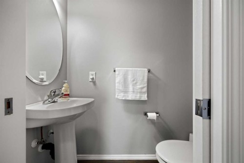 21 Cresthaven Way Sw, Calgary, AB - Indoor Photo Showing Bathroom