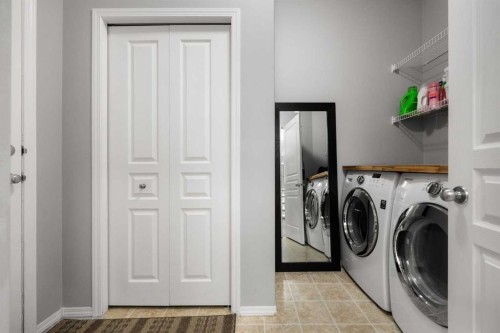 21 Cresthaven Way Sw, Calgary, AB - Indoor Photo Showing Laundry Room