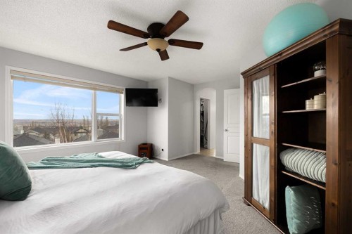 21 Cresthaven Way Sw, Calgary, AB - Indoor Photo Showing Bedroom
