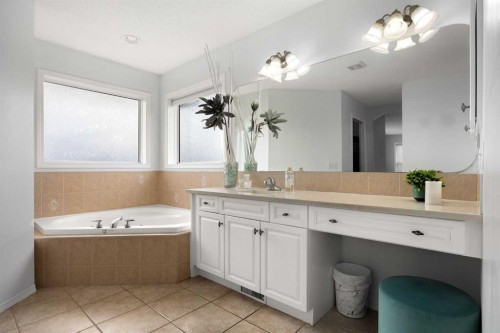 21 Cresthaven Way Sw, Calgary, AB - Indoor Photo Showing Bathroom