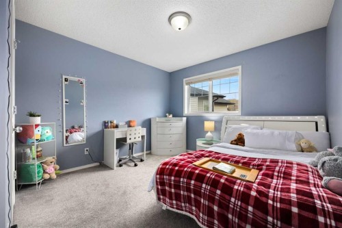 21 Cresthaven Way Sw, Calgary, AB - Indoor Photo Showing Bedroom