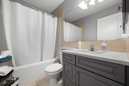 21 Cresthaven Way Sw, Calgary, AB - Indoor Photo Showing Bathroom