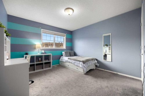 21 Cresthaven Way Sw, Calgary, AB - Indoor Photo Showing Bedroom