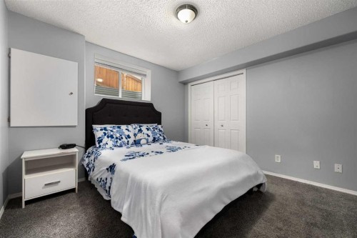 21 Cresthaven Way Sw, Calgary, AB - Indoor Photo Showing Bedroom