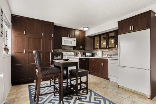 21 Cresthaven Way Sw, Calgary, AB - Indoor Photo Showing Kitchen
